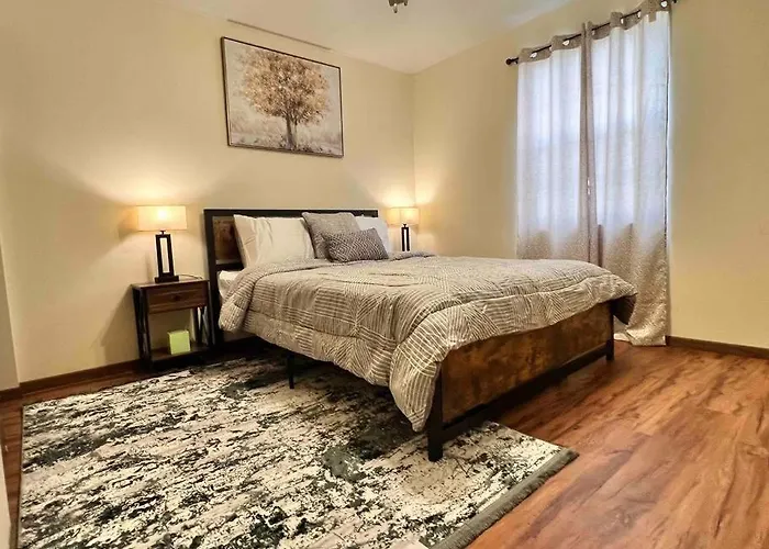 Beautiful 2Br Apartment. Black-Out Curtains