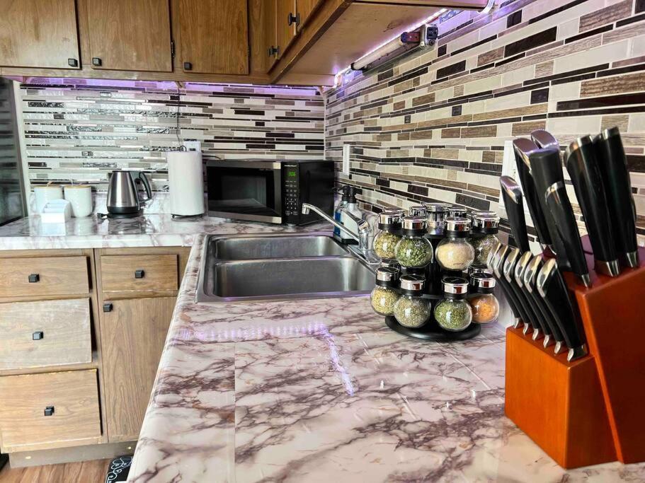 Beautiful 2br Apartment. Black-out Curtains Apartment *