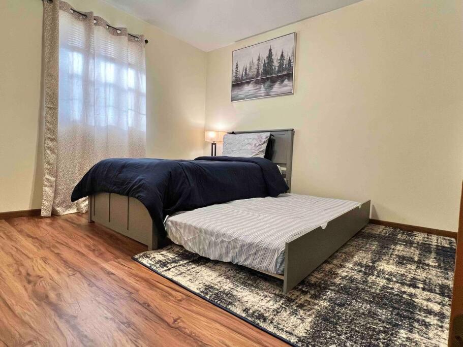 Beautiful 2br Apartment. Black-out Curtains *