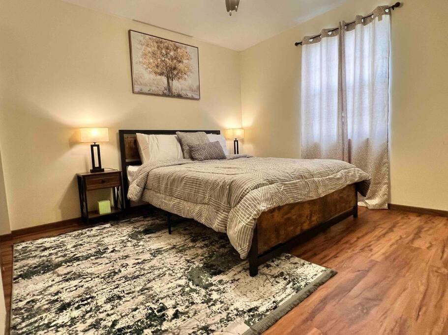 Beautiful 2br Apartment. Black-out Curtains Apartment